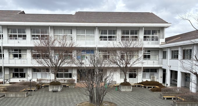 犀陵中学校ベンチ製作 校舎