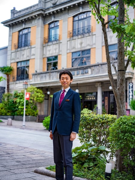 2025_山上浩明社長プロフィール写真4