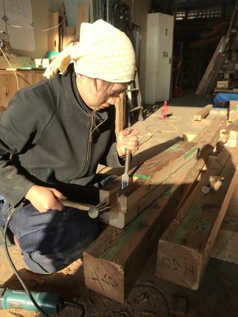 代官山蔦屋書店「美意識のかけら」女性大工さんによる古木ブース制作の様子のサムネイル
